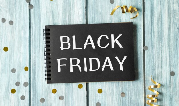 Foto black friday-tekst op schoolbord, op strand wordt geschreven.