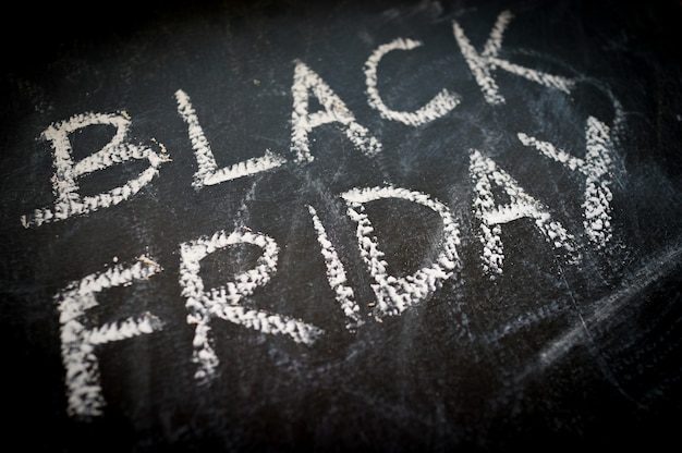 Foto testo del black friday su lavagna nera