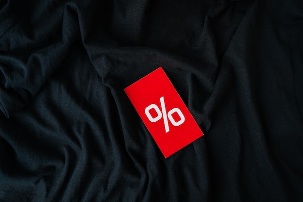 Black friday-uitverkoop of kortingsbanner Rode tag met kortingspercentage op een zwarte achtergrond Modern minimaal ontwerp met ruimte voor tekst Sjabloon voor promotie reclame internet sociale netwerken