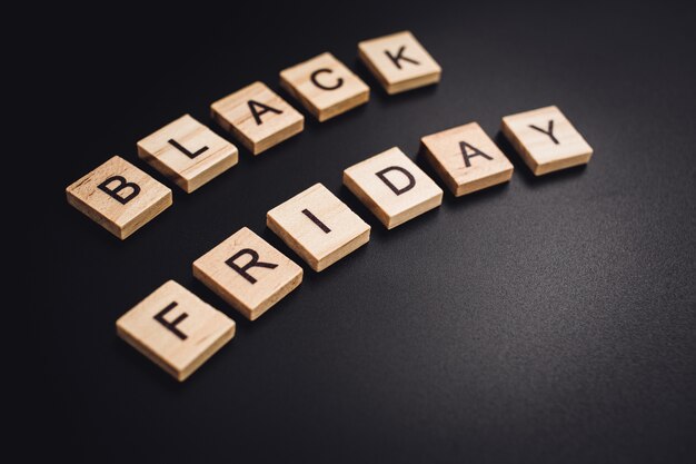 Black friday-verkoop shopping scrabble concept