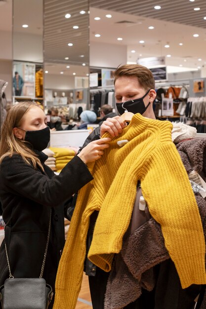 Black friday-verkoopconcept een meisje en een jonge man met aankopen in het winkelcentrum