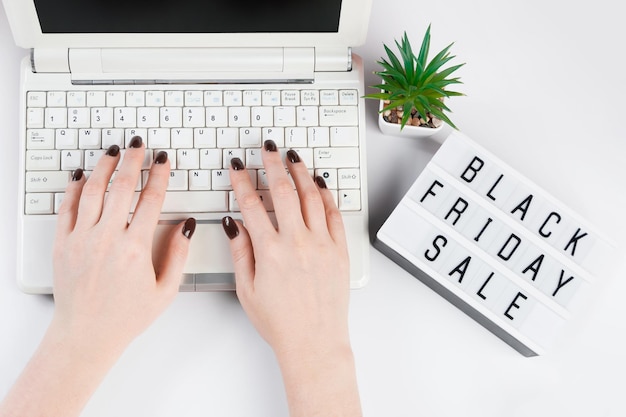Black friday-verkoopconcept Vrouw koopt online met laptop
