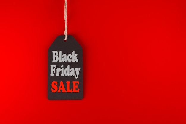 Black Friday-verkooptag op een felrode achtergrond met nadruk op opwindende promotie-aanbiedingen en kortingen