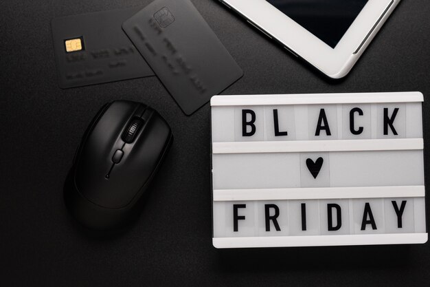 Black friday-verkoopwoord op lightbox op witte tafel.