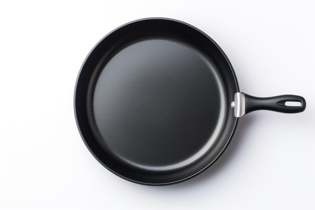 Photo black frying pan on white backdrop