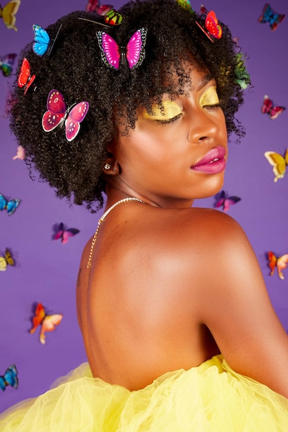 Photo black girl with closed eyes with butterflies on afro and butterflies around her