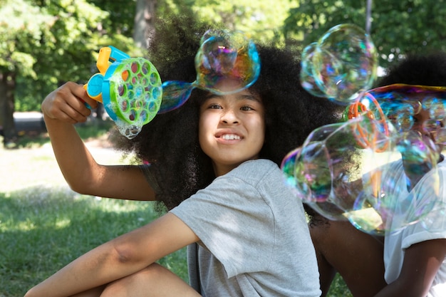 写真 シャボン玉で遊ぶ黒人の女の子