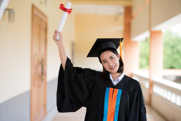 黒い卒業生は大学で卒業式の日に黒のスーツを着用します。