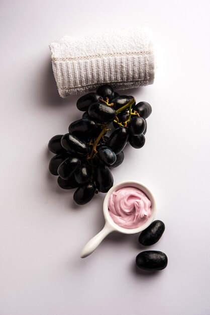 Uva nera, yogurt e miele mix maschera viso o crema per il trattamento di rimozione delle macchie scure della pelle, creata con estratto di angoor, cagliata e miele. messa a fuoco selettiva