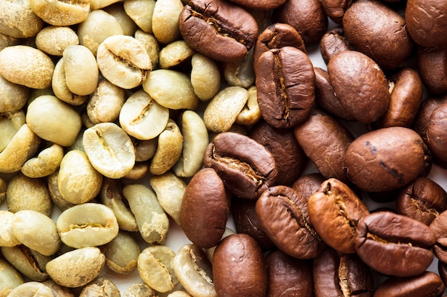 Chicchi di caffè neri e verdi come sfondo. vari tipi di caffè