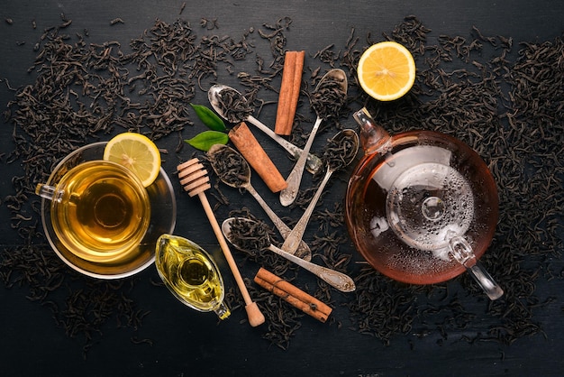黒茶と緑茶、レモンハニーシナモンと生姜ホットドリンク上面図コピースペース