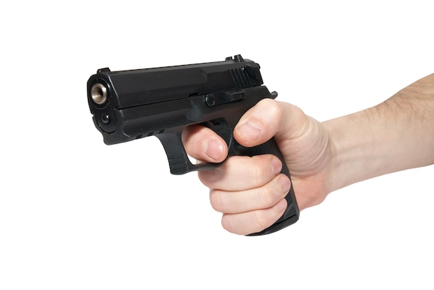 Pistola nera in una mano isolata su bianco