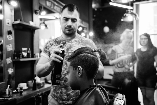 Photo black guy groom going to the barbershop