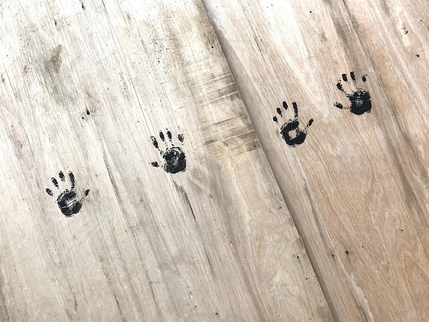 Foto impronte di mani nere sul legno