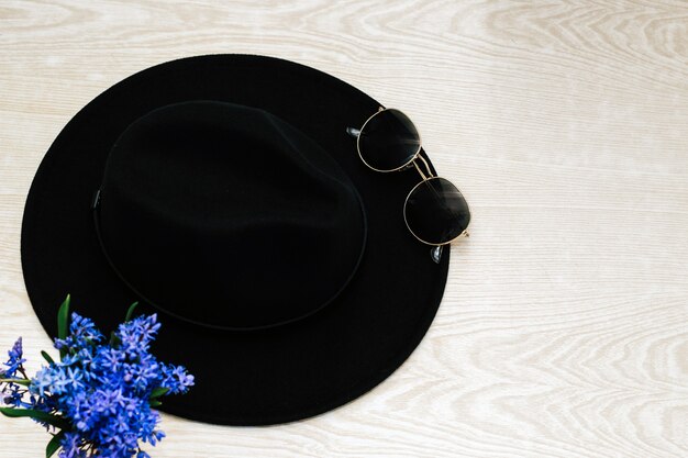 черная шляпа, очки и цветы
