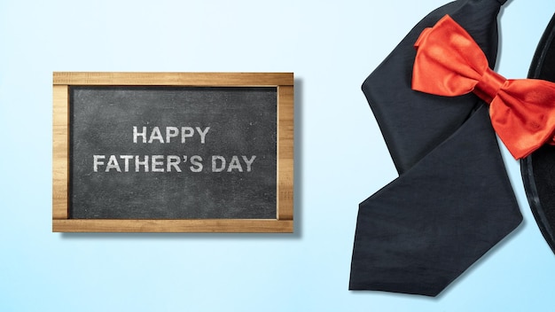 Foto cappello nero e papillon rosso con un messaggio di happy fathers day