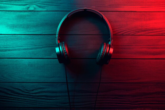 Photo black headphones on dark wooden background vintage style