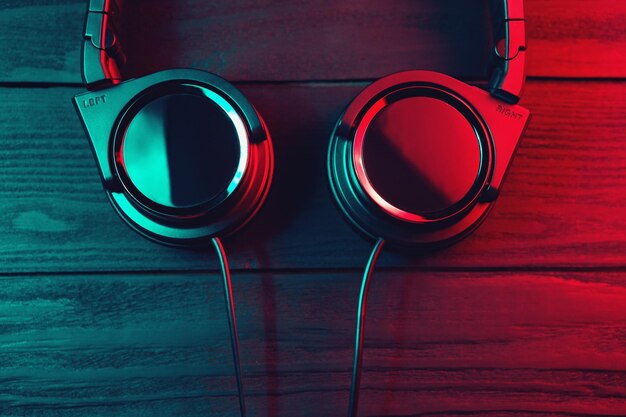 Photo black headphones on dark wooden background vintage style