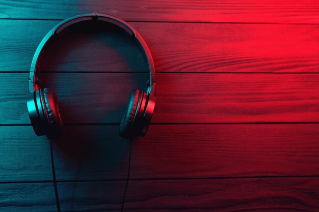 Photo black headphones on dark wooden background vintage style