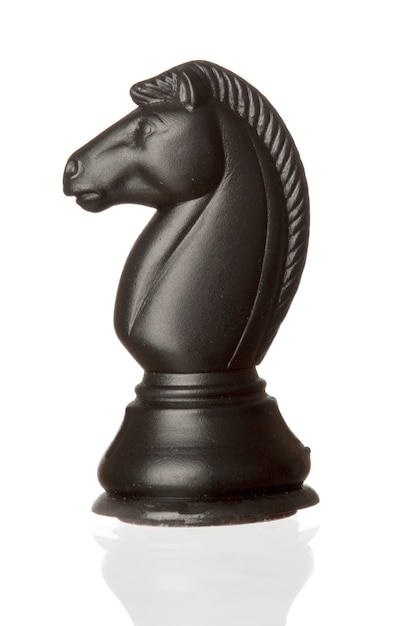 Foto scacchi del cavallo nero isolati su fondo bianco con la riflessione sul pavimento