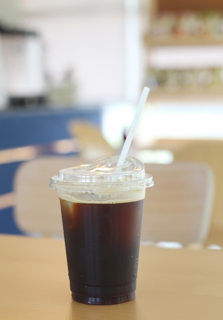 黒いアイスコーヒーまたは木製のテーブル上のアメリカノコーヒー