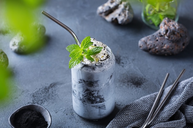 Черный ледяной детокс-напиток с активированным углем и латте