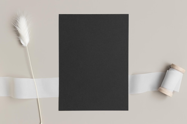 사진 a6 a5와 유사한 베이지색 테이블 5x7 비율에 라구루스가 있는 검은색 초대 카드 모형