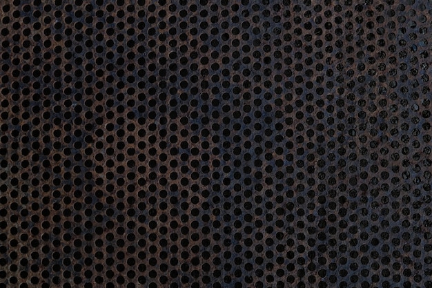 구멍이있는 검은 색 철 표면