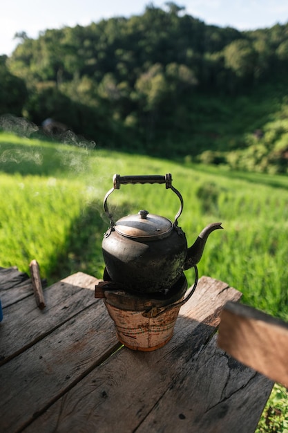 朝、野でお湯を沸かす七輪付き黒釜