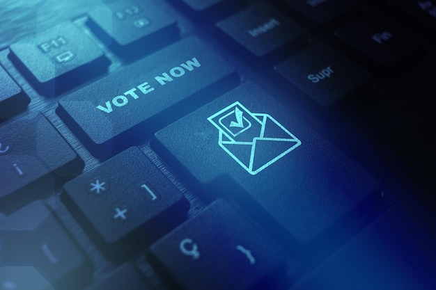 온라인 정치 개념 투표를 위한 지금 투표 버튼이 있는 검은색 키보드