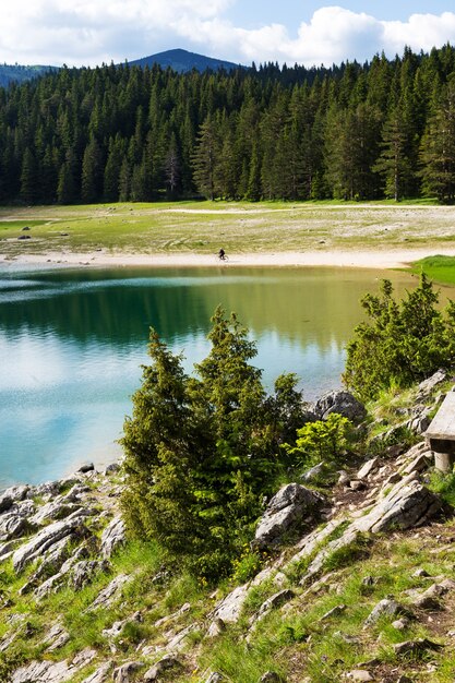 ドゥルミトルのブラックレイク（Crno Jezero）-モンテネグロ-自然旅行の背景