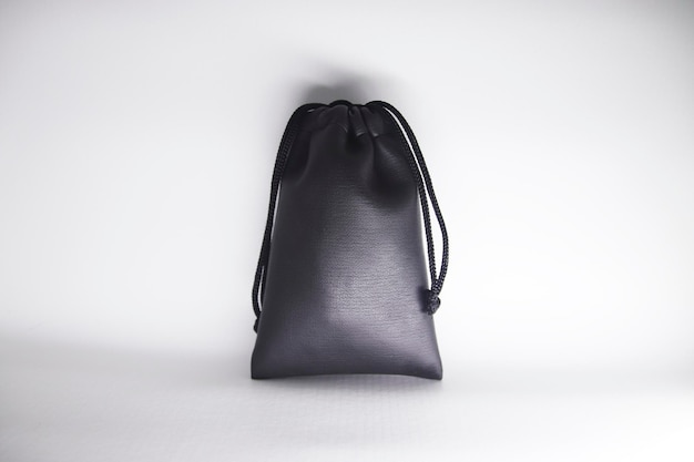 Photo a black leather bag with a black strap.