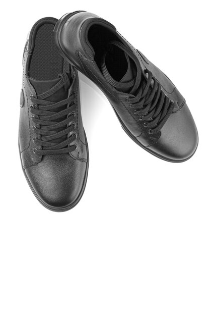 Черные кожаные кроссовки на белом фоне