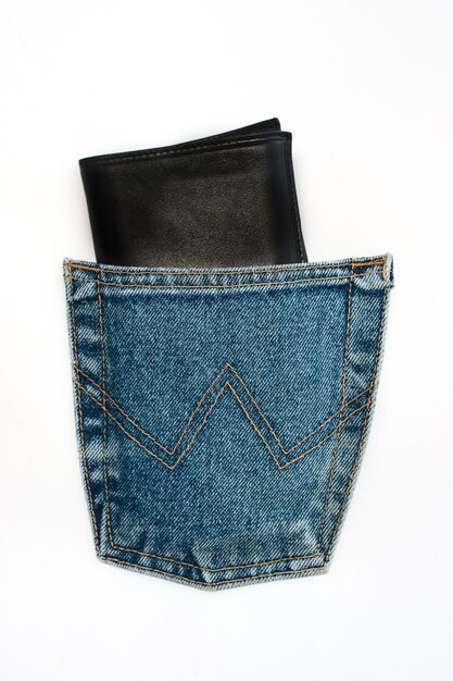 Фото Черный кожаный кошелек в кармане джинсов