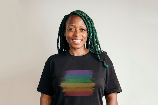 Черная лесбиянка в футболке с радужным принтом