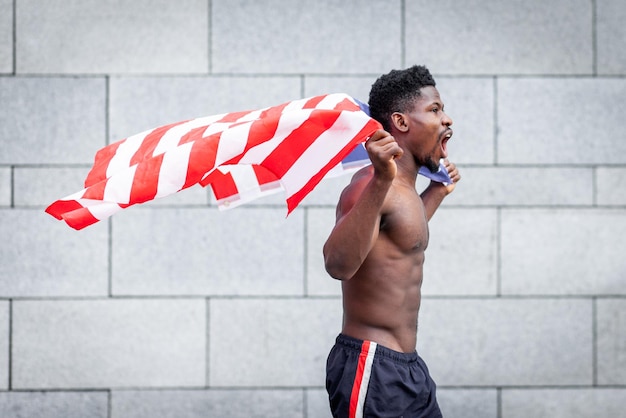 Black lives matter concept Agressieve Afro-Amerikaanse man met Amerikaanse vlag protesteert en roept