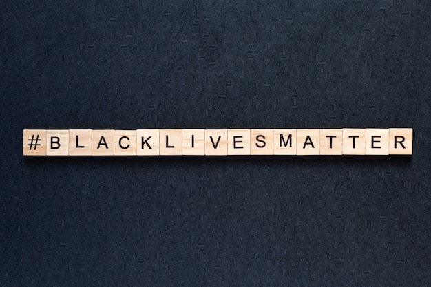 黒の生活は黒の背景に碑文を重要です。抗議。不安。ハッシュタグBlacklivesmatter