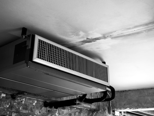 古い白い建設建物工場ロフト スタイル インテリア黒と白のスタイルの天井に黒い機械現代空調天井取り付け換気システム装飾