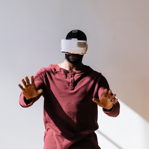 Uomo di colore che sperimenta la realtà virtuale con il modello sociale dell'auricolare vr