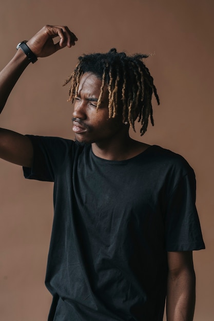 Photo black man modeling in a studio