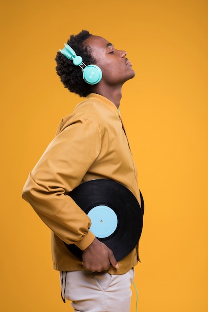 Photo black man posing with vinyls