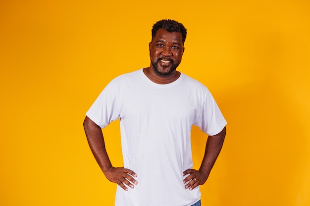 Photo black man posing over yellow wall