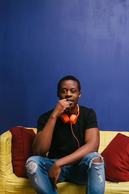 Black Man Rest Alone Koptelefoon Guy African Home Leisure Meloman Muziek Pop Art Concept