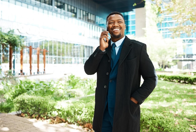 야외에서 전화 통화 도시 비즈니스 및 기업 통신을 하는 흑인 행복한 ceo 미소 관리자 및 모바일 기술에 대한 비전 동기 부여 및 성공을 가진 아프리카 기업가