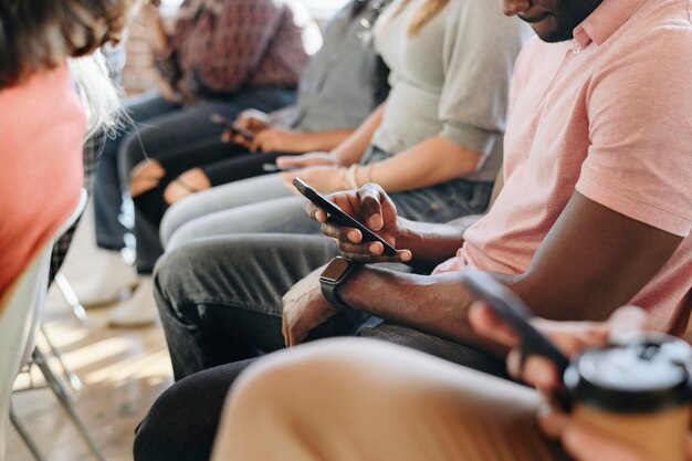 Photo black man using his phone