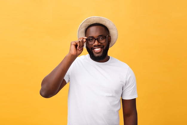 Uomo nero con cappello e espressione allegra.