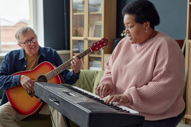Photo black mature woman playing piano