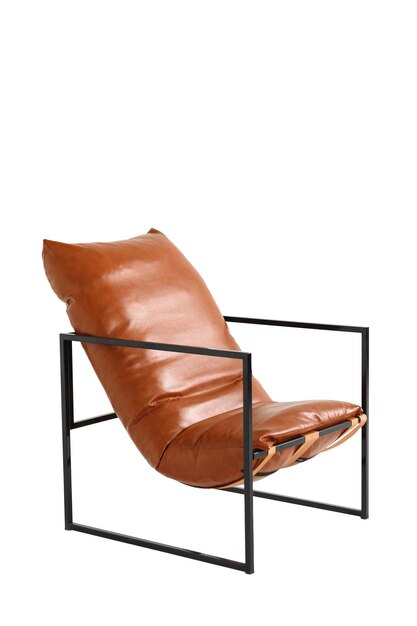 사진 검은 금속 프레임과 갈색 가죽 의자 레트로 스타일은  바탕에 고립되어 있습니다.