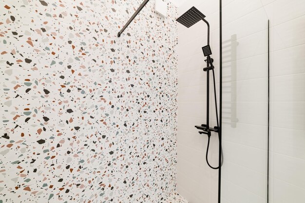 Nero, doccia in metallo a parete con piastrelle colorate
