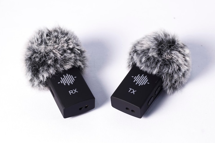 Photo black mini wireless mic simple and flexible commonly used by content creators connected to a camera or cellphone using bluetooth